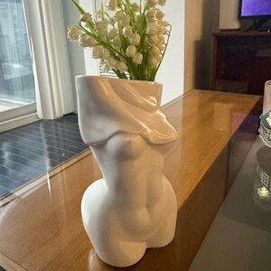 Naked woman statue vase